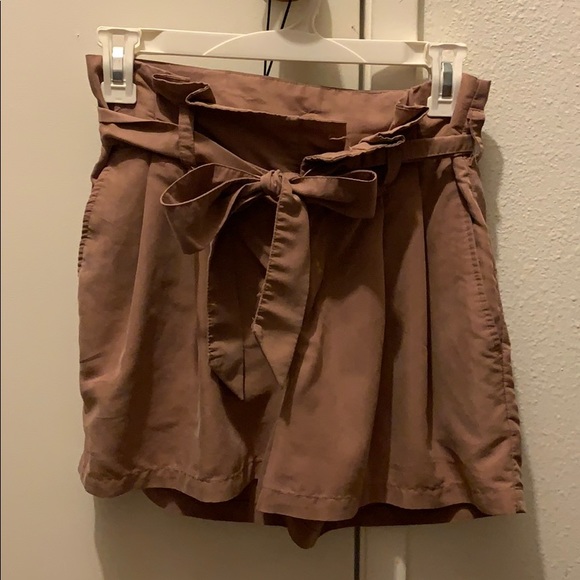 High waisted shorts with pockets - Picture 1 of 3